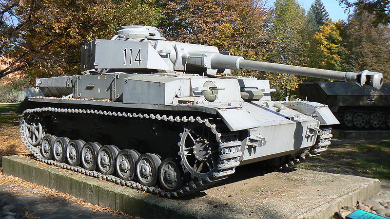 800px-Banska-Bystrica-nemecky-stredny-tank-PzKpfw_IV_AusfJ-1.jpg