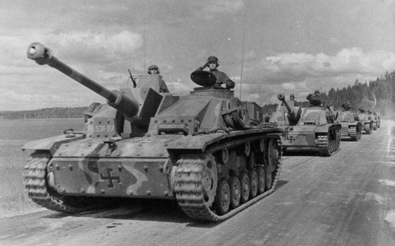 800px-StuG_III_Ausf__G.jpg