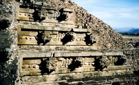 Baril_efy-Piramidy-Ketcal_koatlja-goroda-Teotiuakan-Meksika-476x290.jpg