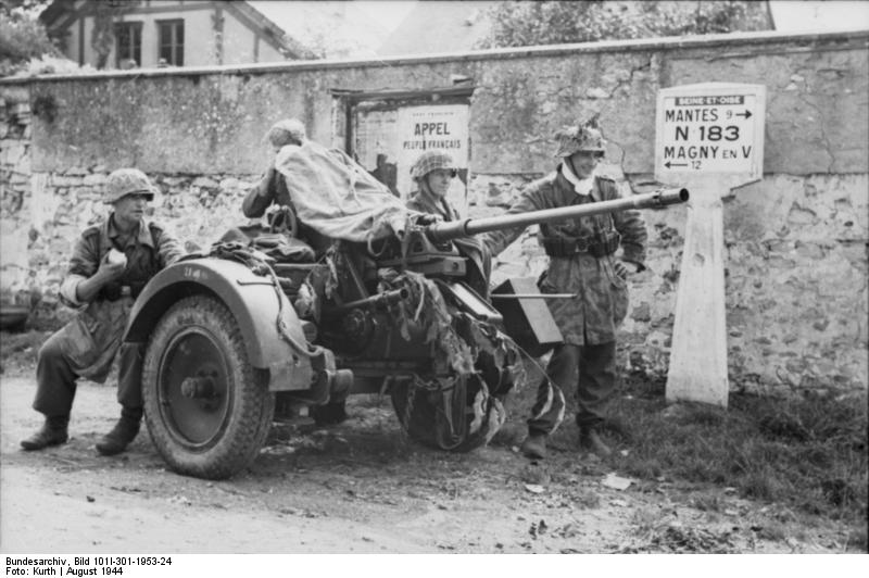 Bundesarchiv_Bild_101I-301-1953-24__Seine-et-Oise__Soldaten_mit_Flak-Gesch__252_tz.jpg