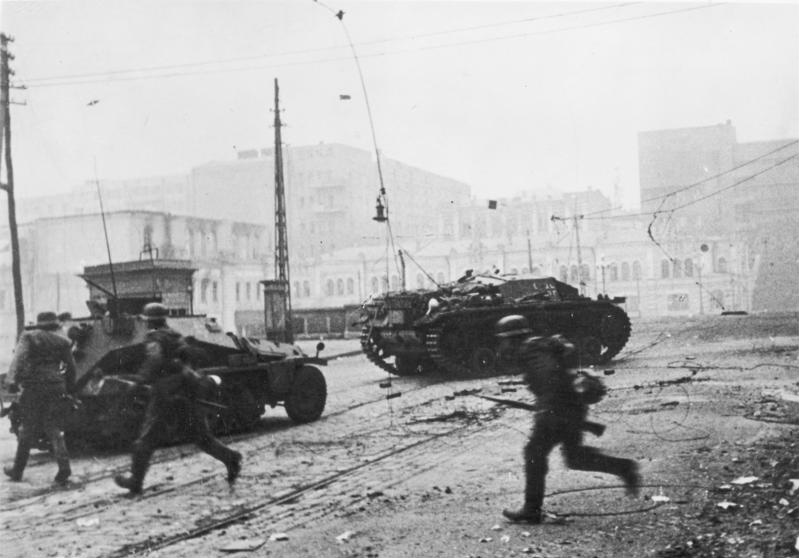 Bundesarchiv_Bild_183-L20582__Charkow__StrassenkG_mpfe.jpg