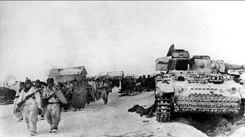 V_osvobozhdennom_sele_Karpovka_pod_Stalingradom__Fevral__1943.jpg